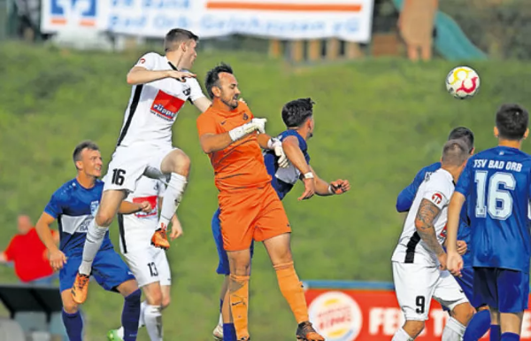 Lucky Punch durch VfB-Keeper Felix Kania